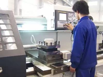 一個(gè)普通數(shù)控操作工的一天，說出來都是淚啊